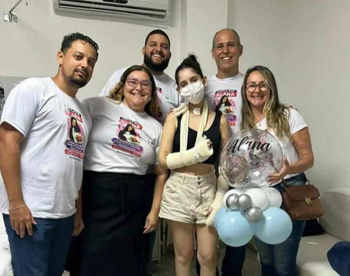 Jovem esfaqueada mais de 30 vezes após recusar pedido de namoro recebe alta do hospital