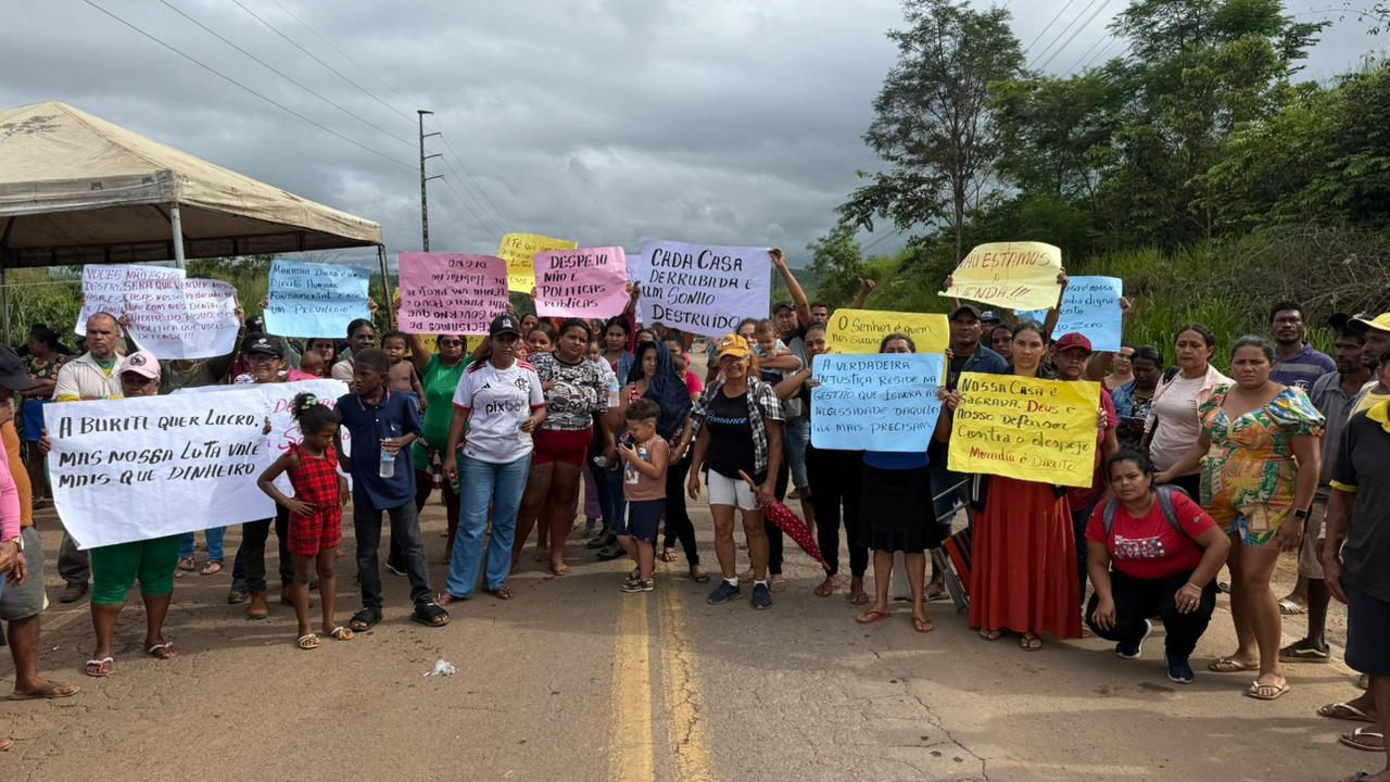 Manifestantes interditam PA-160 e protestam contra reintegração de posse em Parauapebas