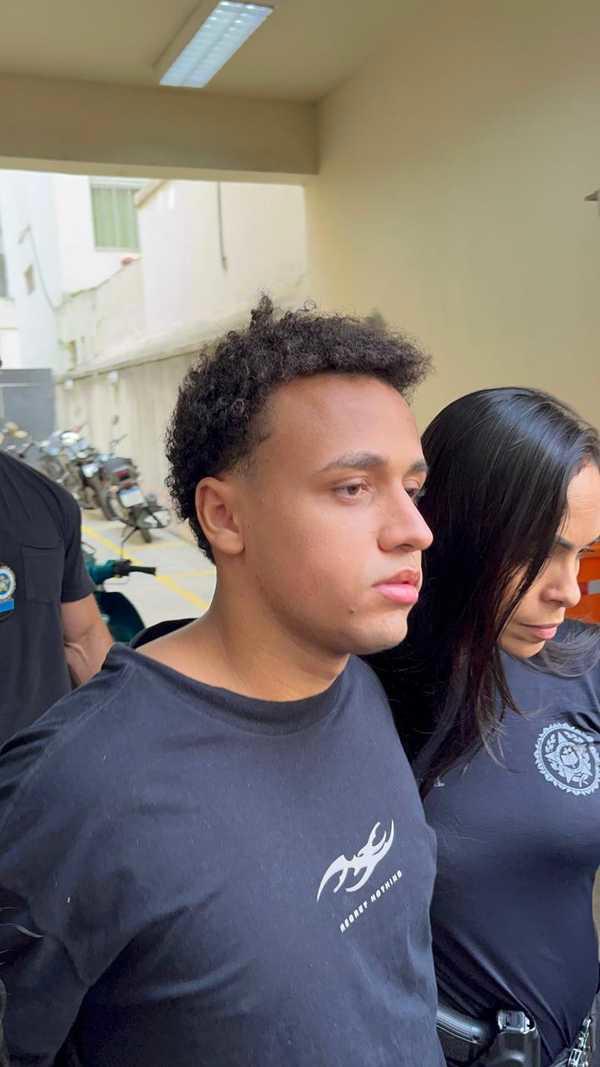 “Não se arrependa de nada”: réu em caso de violência coletiva se entrega à polícia usando camiseta com a frase