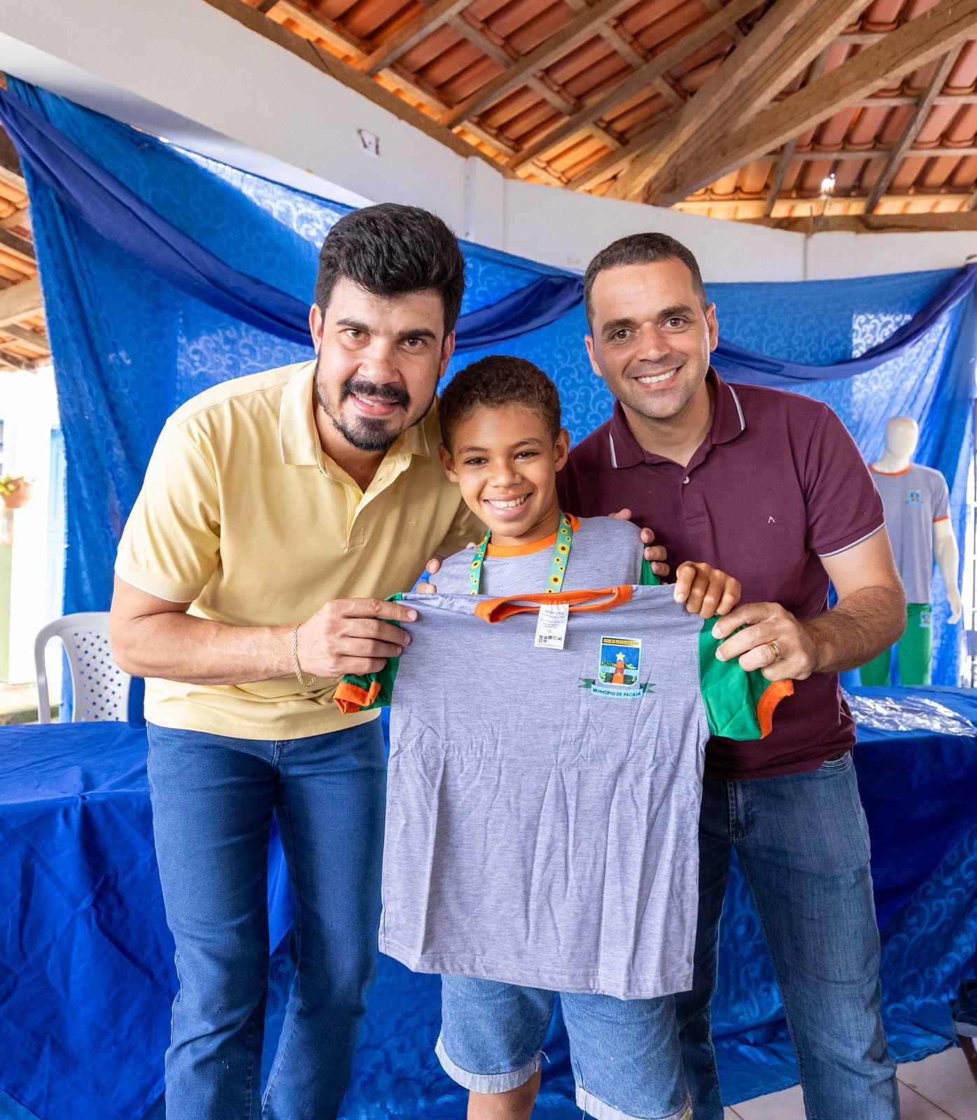 Pacajá: André Rezende e Leandro Reis levam uniformes à EMEF Sinésia