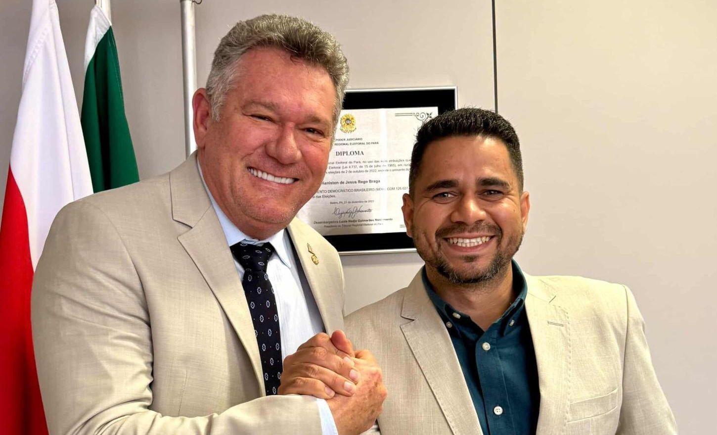 Parceria entre Godoy e Keniston Braga garante retroescavadeira para Itupiranga