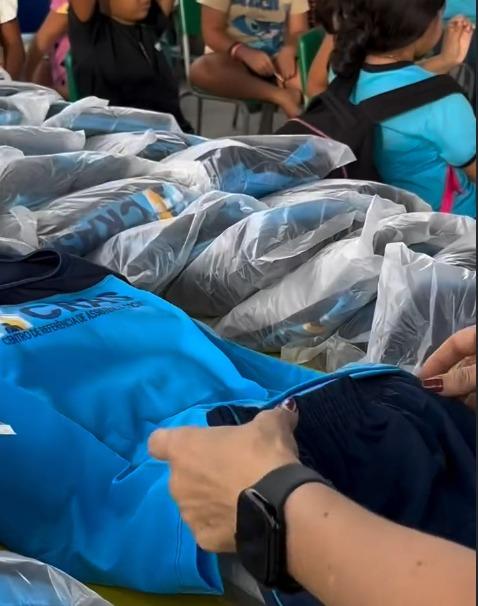 Prefeitura de Bannach entrega uniformes para alunos do CRAS