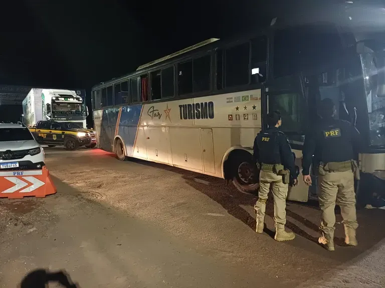 PRF resgata trabalhadores em condições degradantes dentro de ônibus na BR-153, em Araguaína