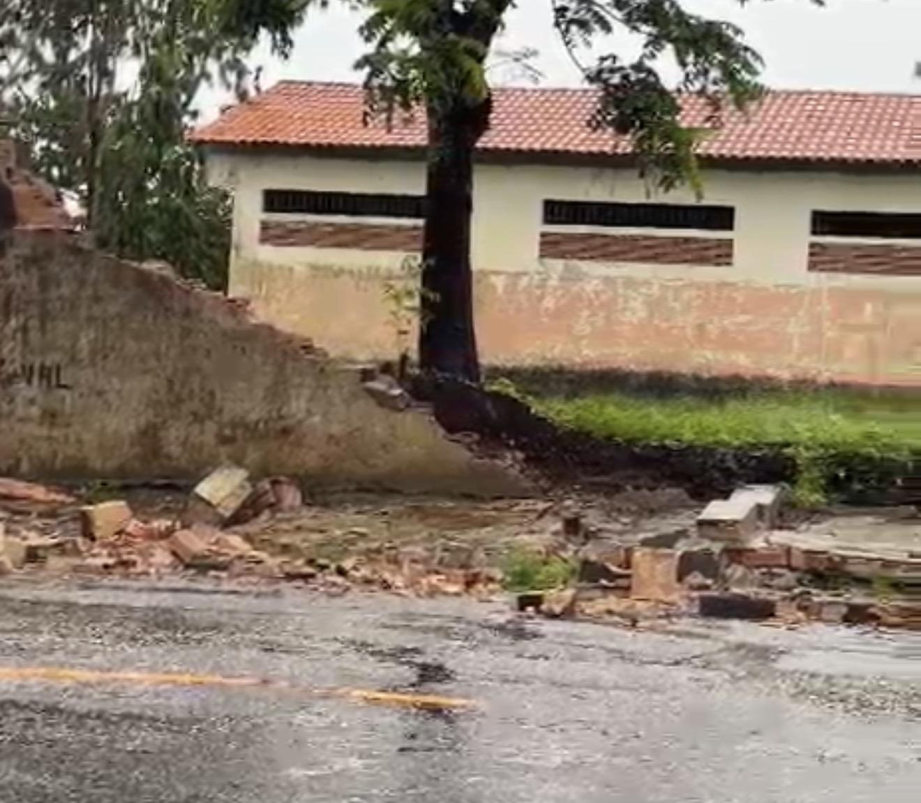 Temporal em Bragança derruba muro de escola e destrói carros