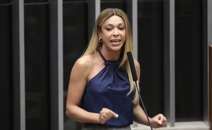 Tribunal manda arquivar processo por transfobia e reconhece direito à manifestação de opinião