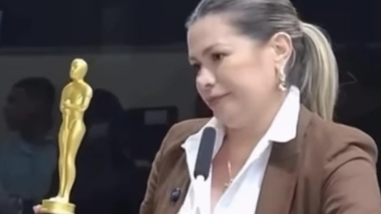 Vereadora exibe ‘Troféu Cara de Pau’ e dedica a prefeito Daniel Santos