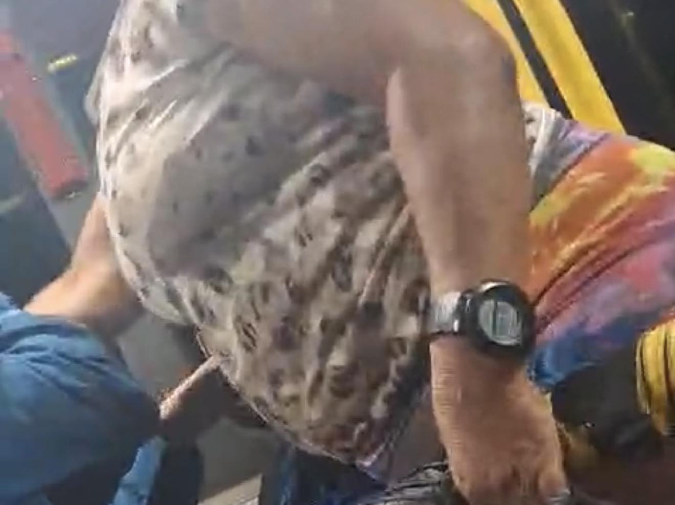 VÍDEO: Jovem autista é agredido pela própria mãe dentro de ônibus em Benevides: “Vou te matar”