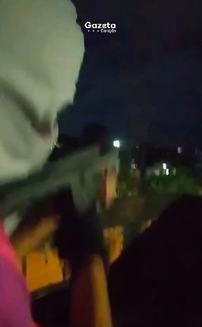 VÍDEO: Membro de facção é gravado com arma pesada e vigiando bairro de Marabá