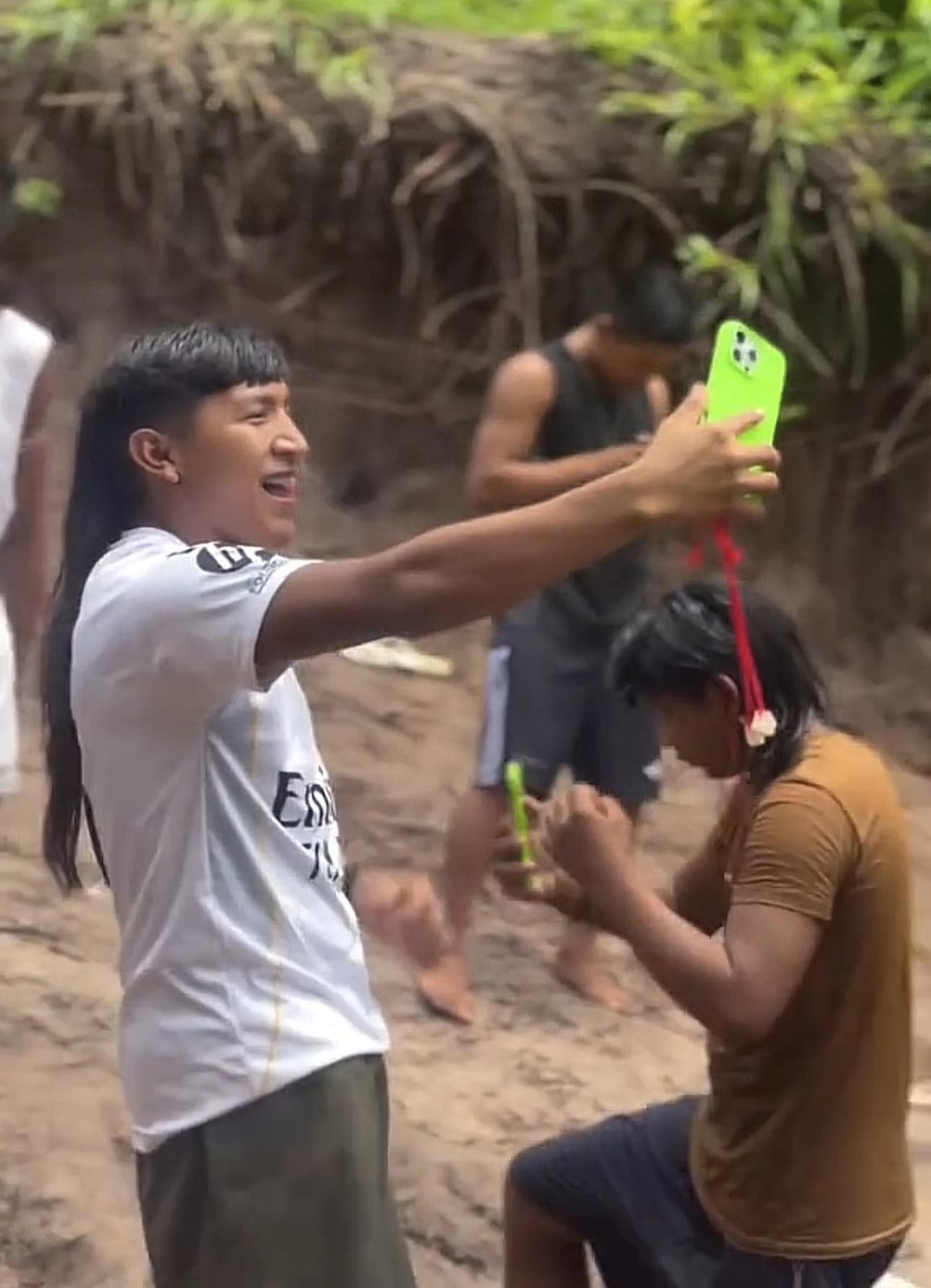 Indígenas cantam em apoio a Flávio Bolsonaro nas redes sociais
