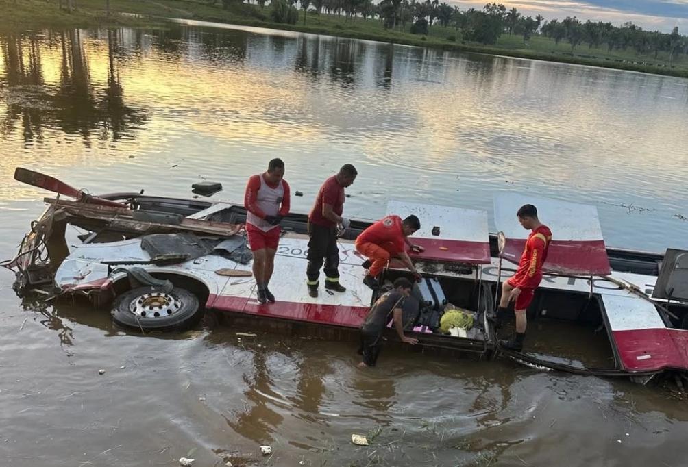 Acidente com ônibus na BR-222 deixa dois mortos e 14 feridos no Maranhão