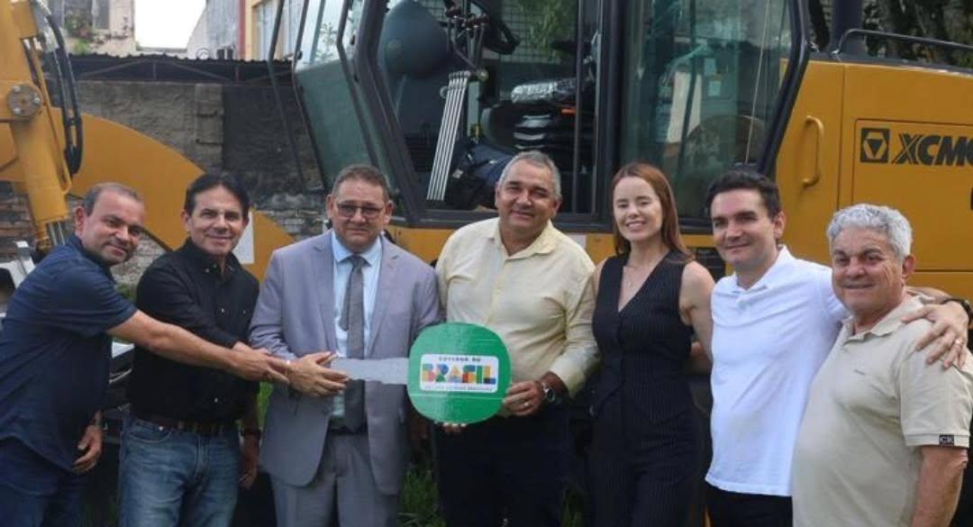 Água Azul do Norte: Vandin e Eráclito recebem frota de motoniveladoras de Celso Sabino