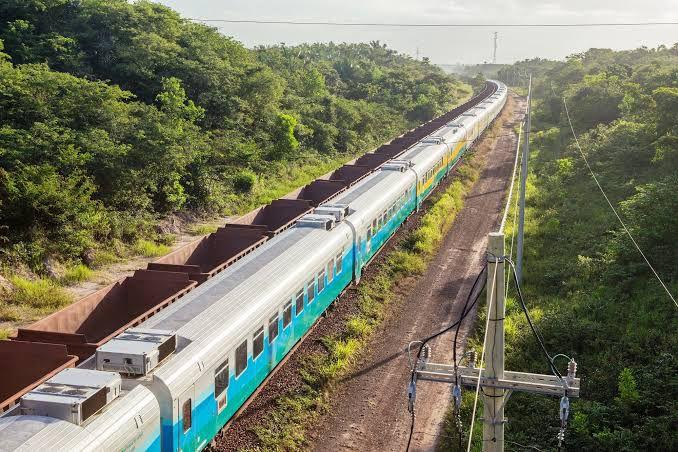 Após descarrilamento, Vale mantém trem de passageiros suspenso e passageiros seguem sem previsão