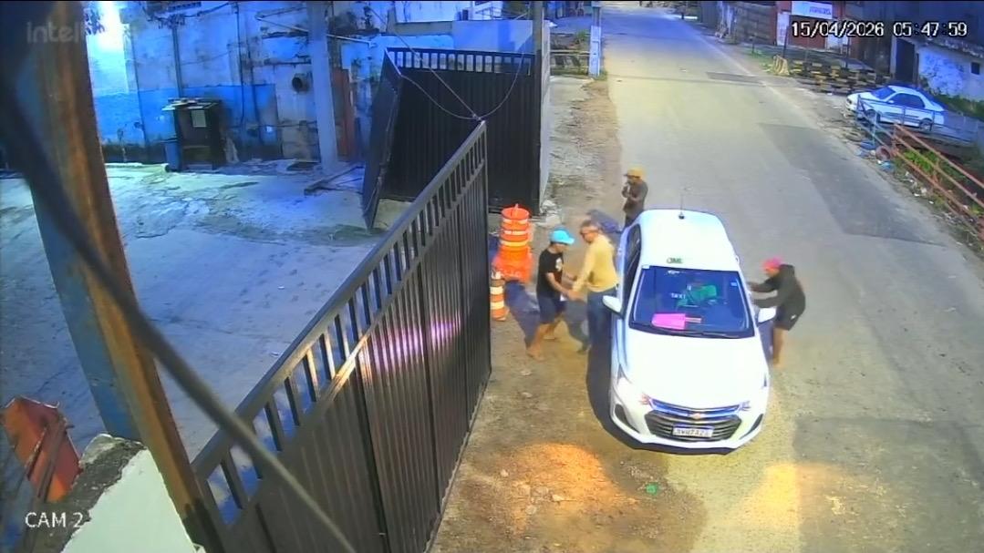 Assaltantes rendem taxista e agridem passageiro, em Belém