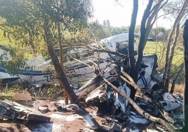 Avião carregando R$ 15 milhões cai no Paraguai e moradores saqueiam dinheiro