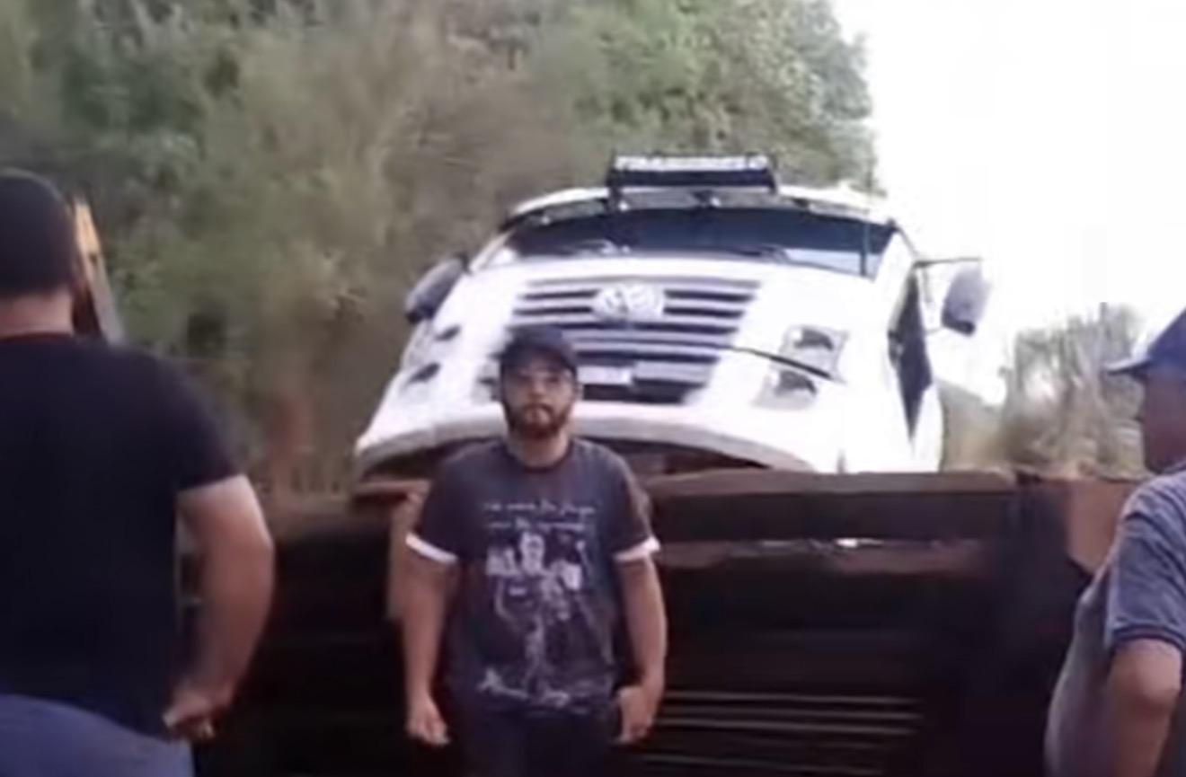 Caminhão provoca desabamento de ponte de madeira em Augusto Correa