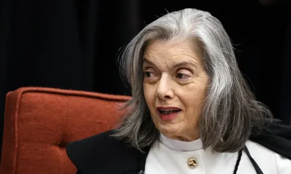 Cármen Lúcia diz sofrer ataques machistas e relata pressão para deixar STF