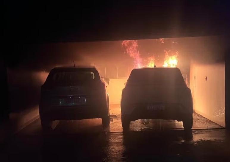 Carro elétrico em carregamento pega fogo em garagem de residência em Palmas