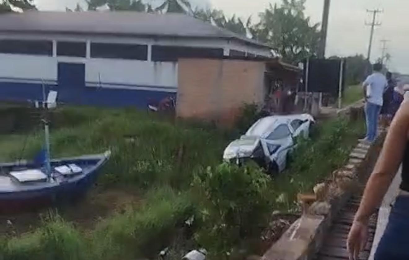 Carro funerário que levava corpo cai de ponte em Augusto Correa