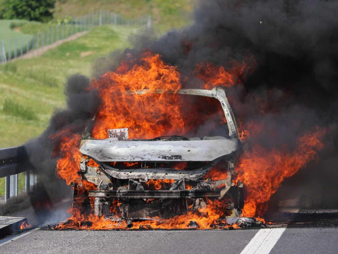 Carro pega fogo na Avenida dos Carajás em Canaã; ninguém ficou ferido