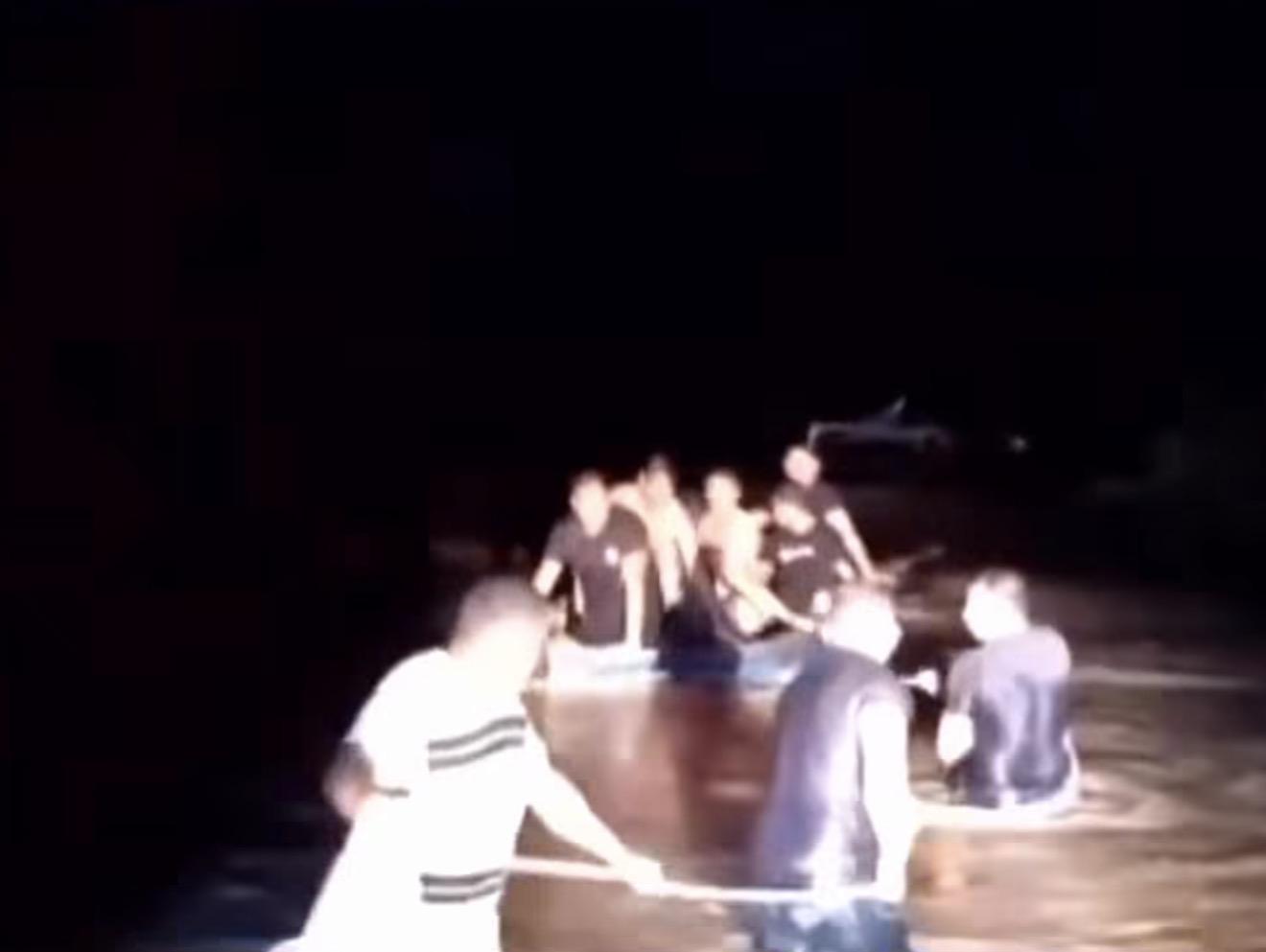 Chuva ‘engole’ carro e 9 da mesma família são resgatados em Tomé-Açu