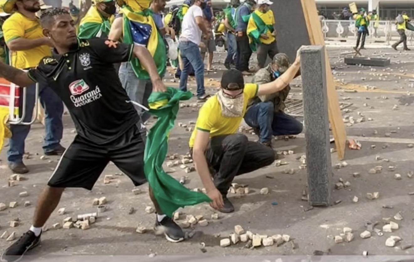 Condenado pelos atos de 8/1 chora antes da prisão: “Não vou aguentar o presídio, mãe”