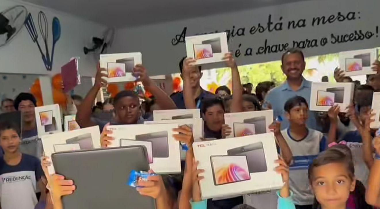 Dr. Rener distribui tablets a alunos da rede pública de Redenção