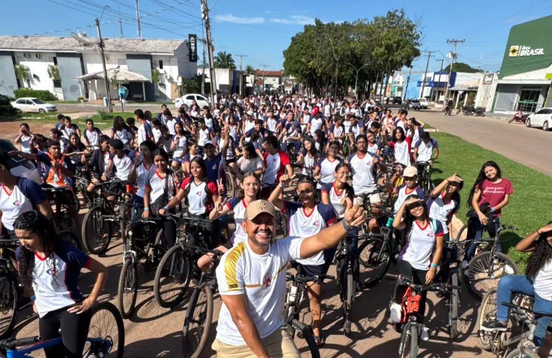 Dr. Rener prestigia 13ª Bicicletada da Escola Maria Benta em Redenção
