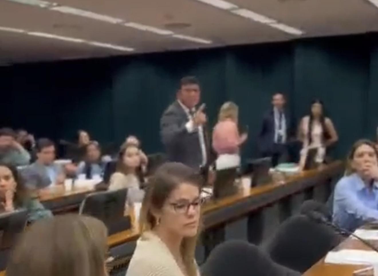 Eder Mauro agride homem e bate boca com Erika Hilton, em Brasília