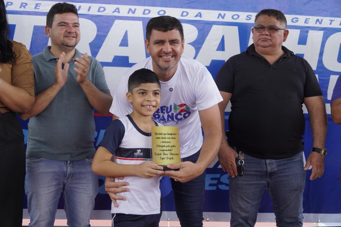 Escola Leonardo Mendes de Azevedo é reinaugurada com quadra coberta em Breu Branco