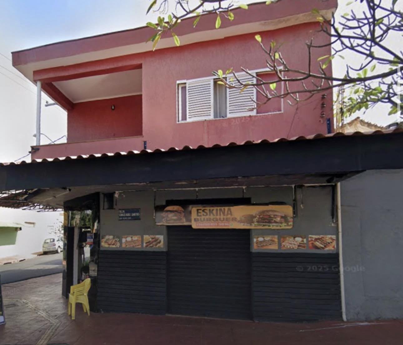 Hamburgueria oferece dinheiro extra para jovem de 17 anos usar roupas “sensuais”