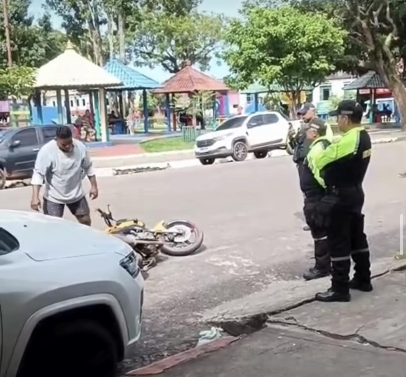 Homem destrói a própria moto durante blitz em Abaetetuba