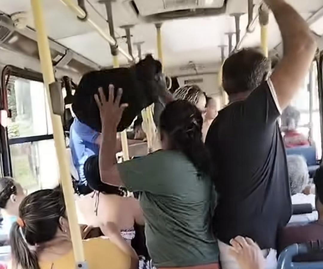 Idosa agride mulher com filho autista em discussão por assento de ônibus em Belém