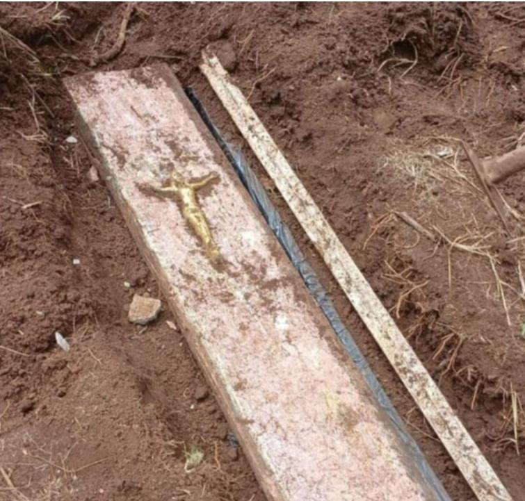 Inquilino encontra caixão com ossada humana ao cavar horta em quintal de casa