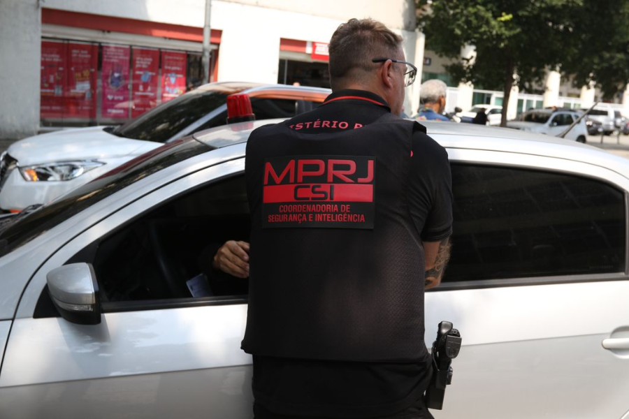 MP denuncia PMs por desvio de armas e ligação com milícia no Rio