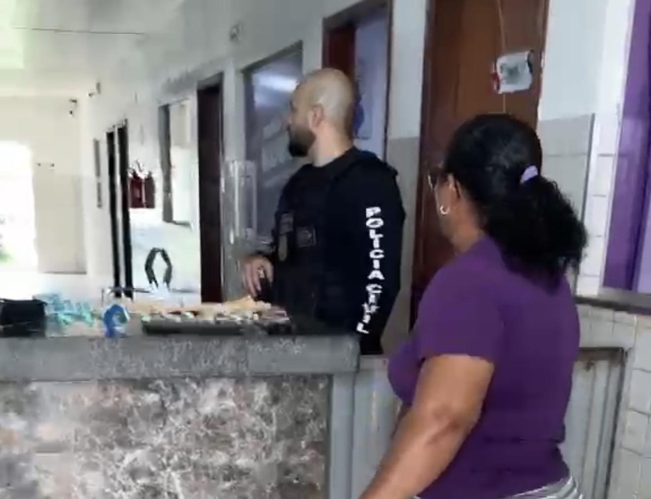 Mulher se revolta ao ver filho preso por tráfico em Tomé-Açu