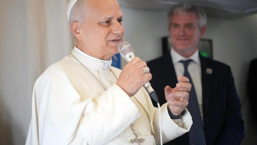 Papa Leão XIV diz que Vaticano não apoia bênção formal a casais homossexuais
