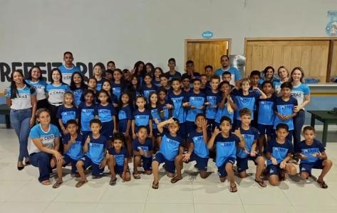 Pista Branca recebe entrega de uniformes para crianças no CRAS em Bannach