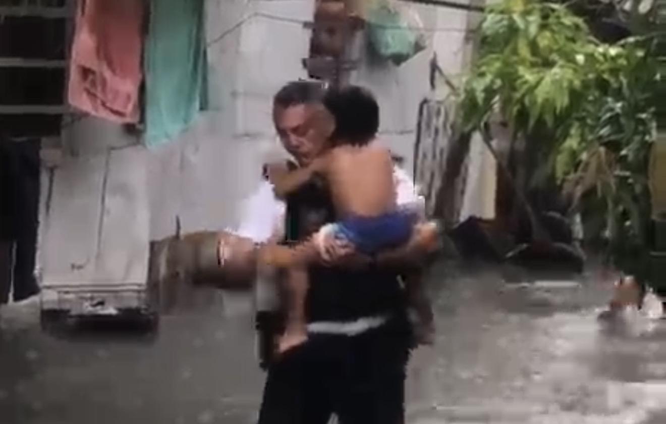 PMs salvam famílias atingidas por chuvas em Belém