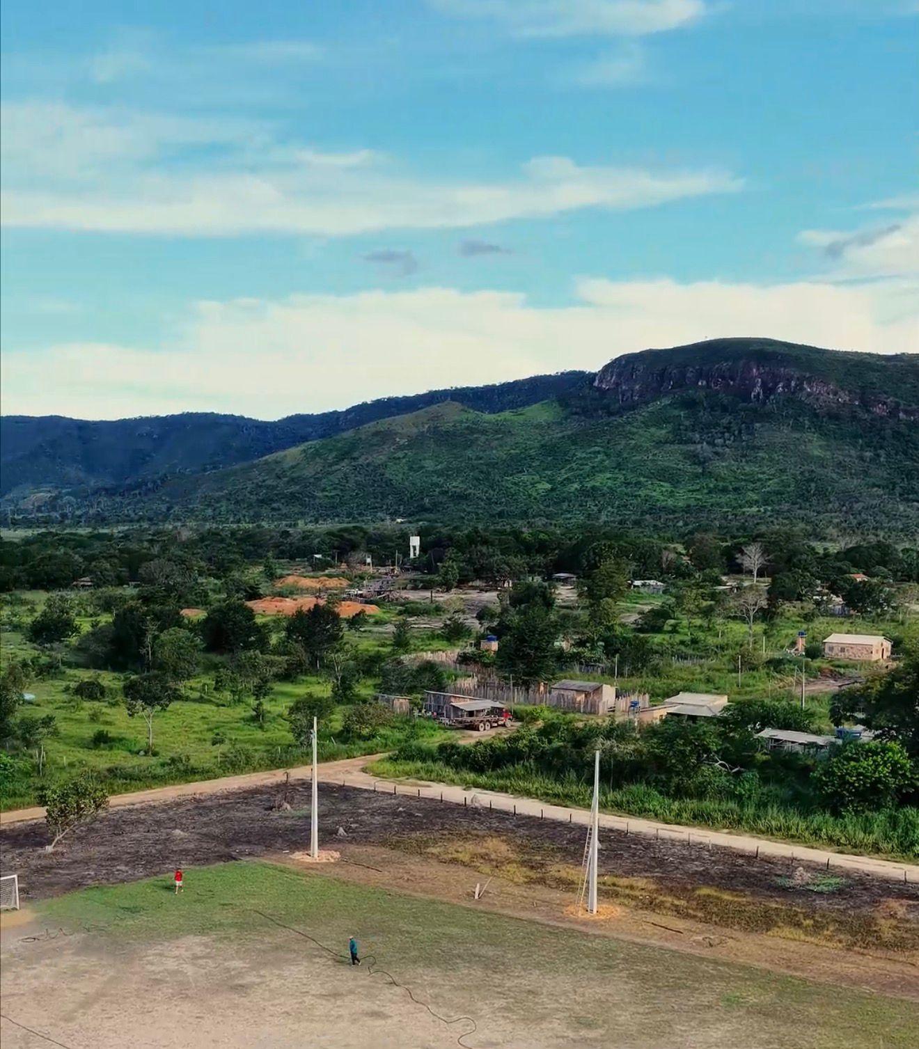 Prefeitura de Bannach acompanha instalação de postes para iluminação do campo na Pista Branca