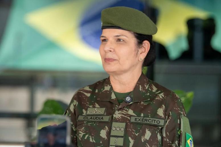 Primeira mulher general do Exército Brasileiro toma posse em Brasília