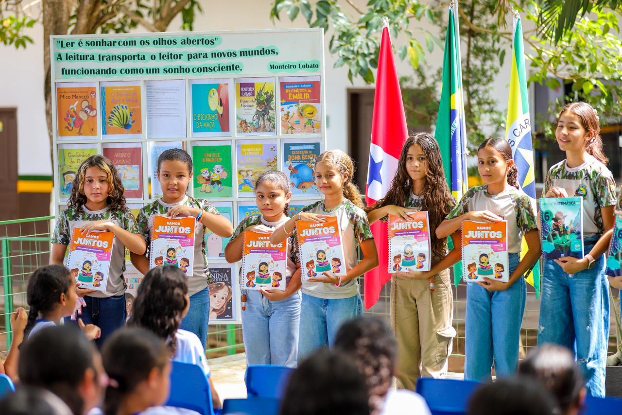 Alunos da Rede Municipal de Canaã dos Carajás recebem material didático para a preparação do Saeb