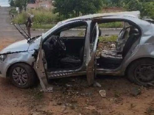 Carro colide com ônibus e deixa quatro adolescentes feridos em Araguaína