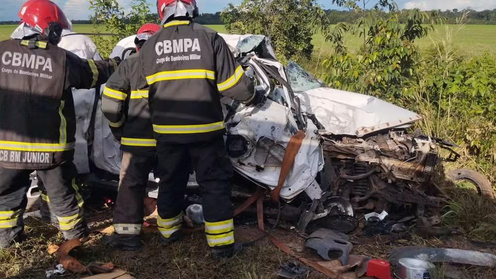 Colisão frontal entre caminhonete e caminhão deixa morto e feridos na PA-150, em Tailândia