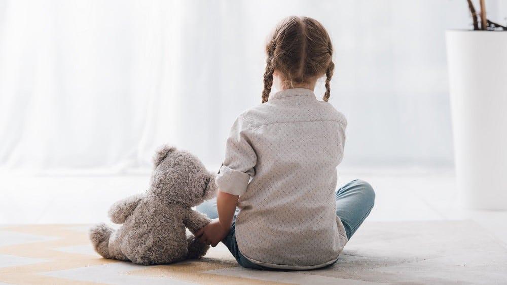Órfãos de vítimas de feminicídio passam a ter direito a pensão especial do INSS