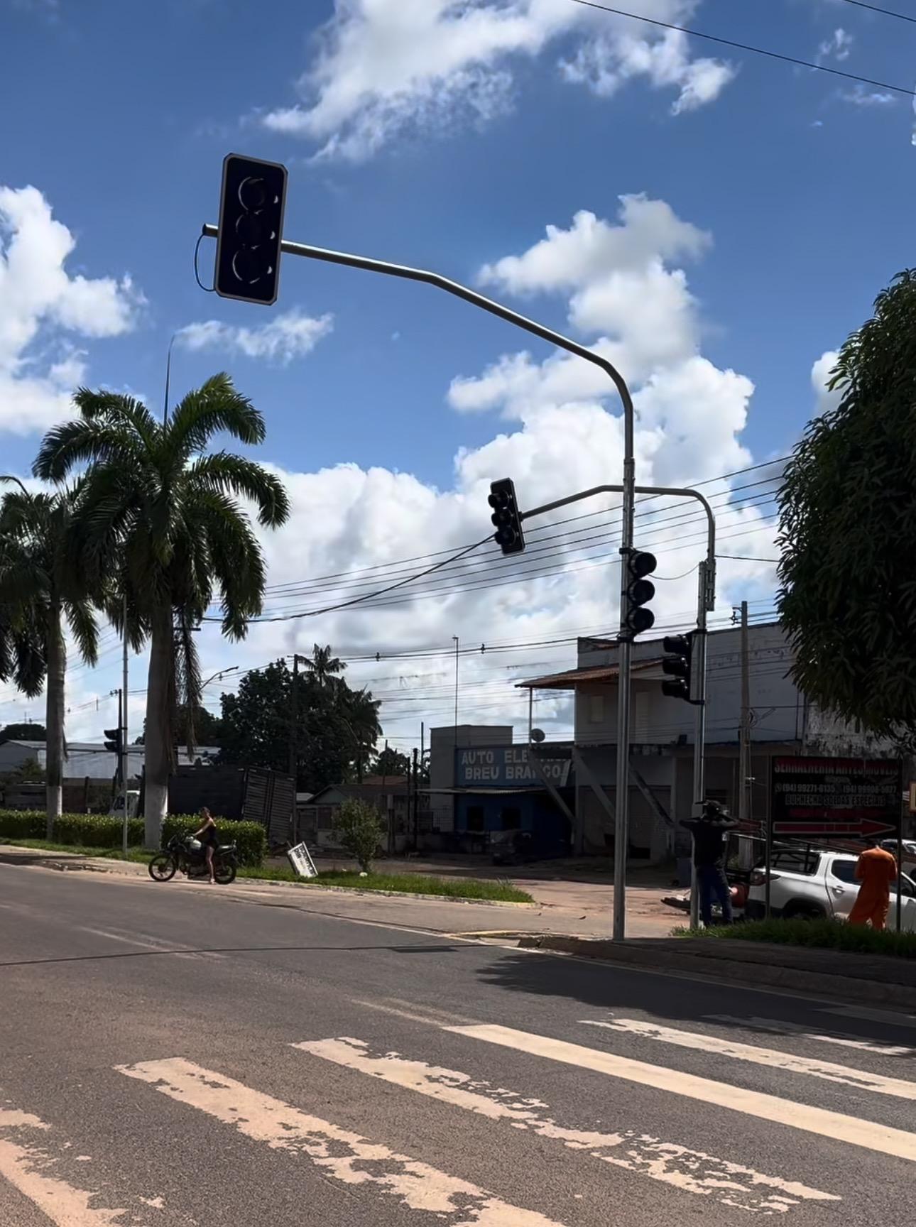 Semáforos entram em funcionamento e mudam rotina do trânsito em Breu Branco