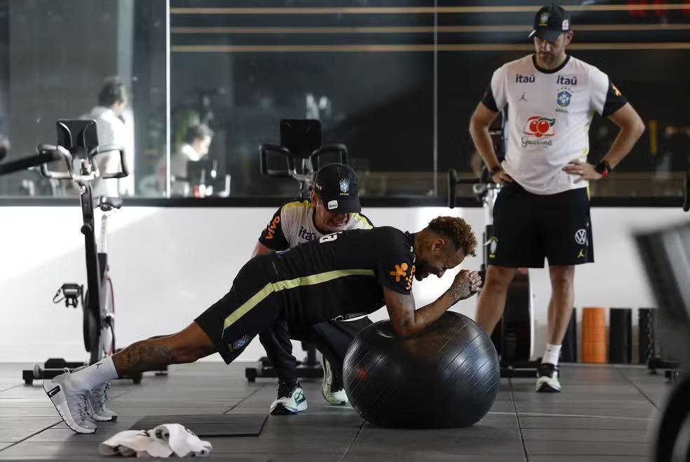 Ancelotti atualiza situação de Neymar e prevê retorno aos treinos na próxima semana