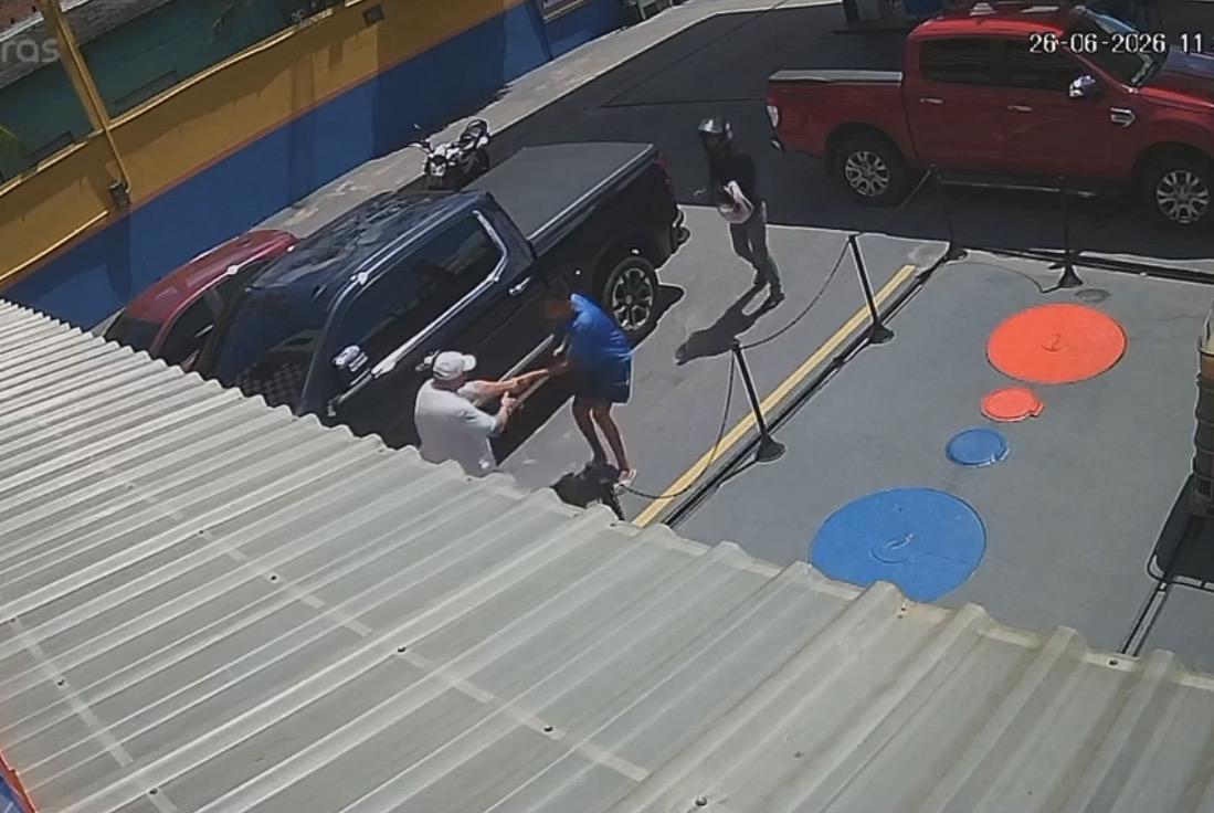Assaltantes rendem policial, trocam tiros e matam mototaxista em Belém