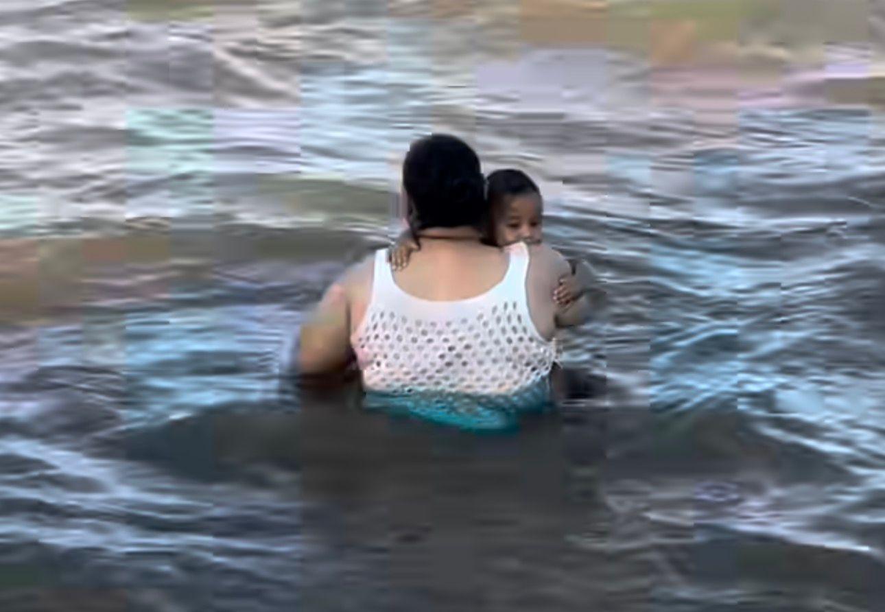 Banho no Rio Amazonas: mãe e filho mostram rotina às margens do maior rio do mundo