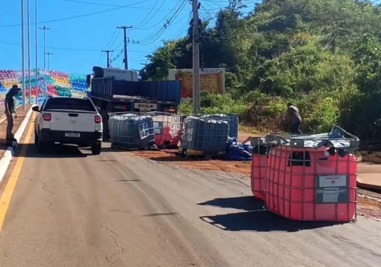 Caminhão tomba carga de produtos de limpeza no Morro das Antenas em Canaã