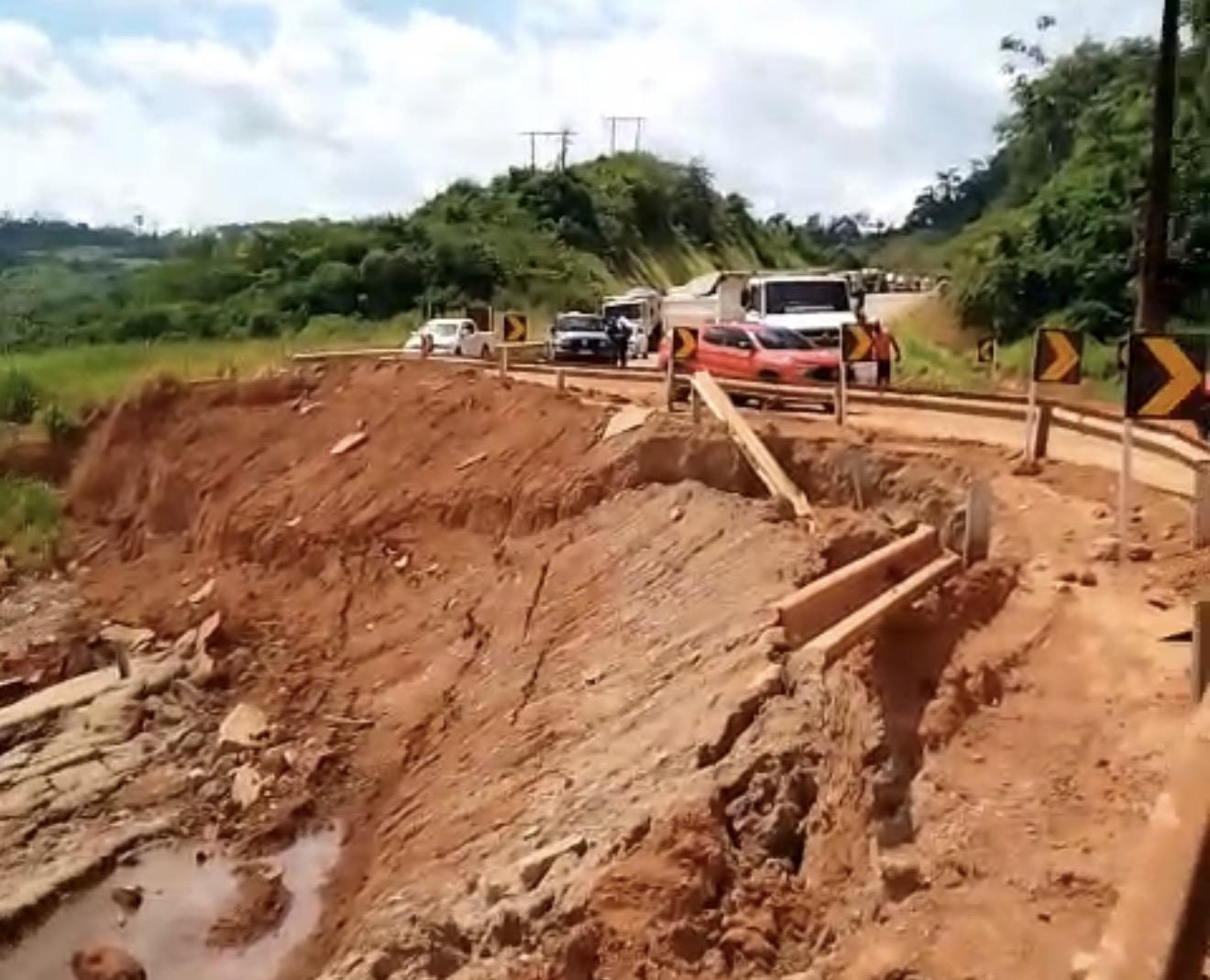 Caminhão tomba em trecho com erosão na BR-422 e causa congestionamento entre Tucuruí e Novo Repartimento